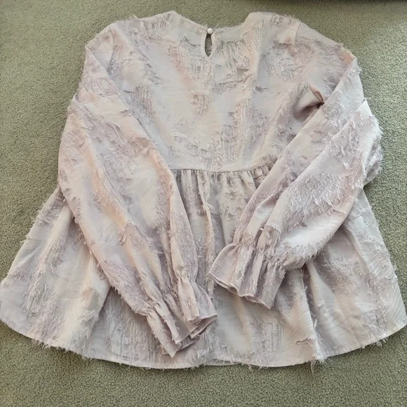 Chic Textured Blouse with Flared Sleeves a Feathery Baby Doll Pastel Lilac Top - Picture 4 of 5